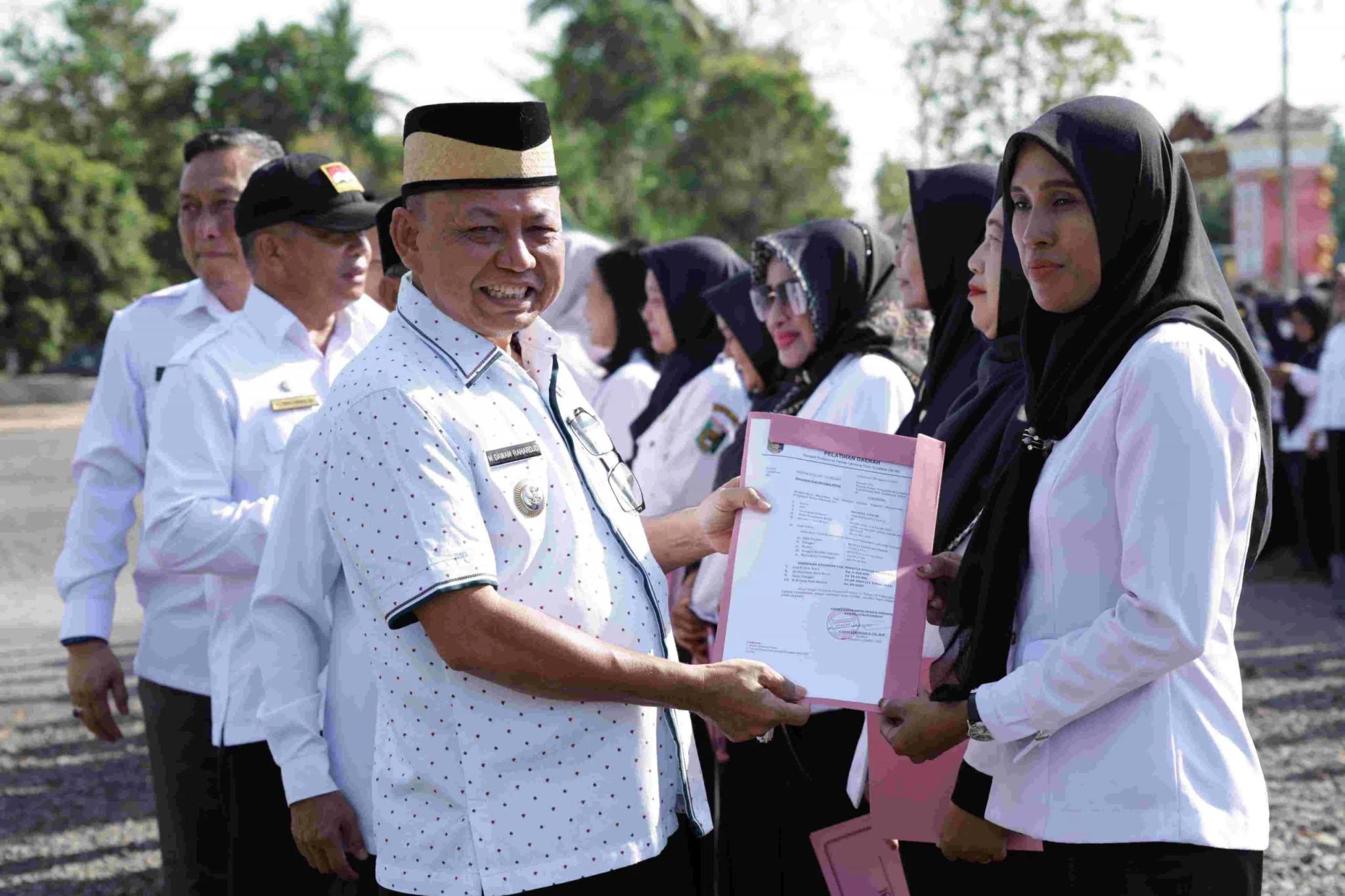 Bupati Lampung Timur Bagikan 1.451 SK Kenaikan Gaji Berkala untuk PPPK